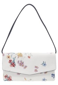 Hvid lædertaske med blomstermotiv og en marineblå rem, der har en simpel rektangulær form og en kuverttype lukning.
