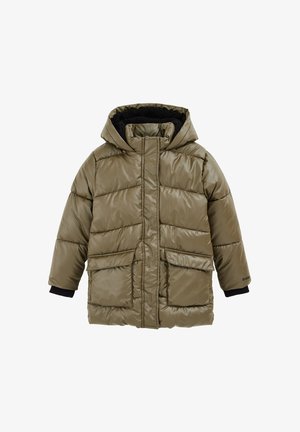 Doudoune olive avec capuche, fermeture éclair devant, deux poches avant et poignets côtelés noirs ; texture brillante et isolée.