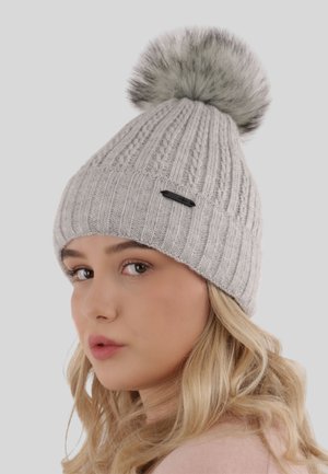 Grijze gebreide muts met een geribbeld ontwerp, voorzien van een zachte grijze bontpompon bovenop en een klein zwart label aan de zijkant.