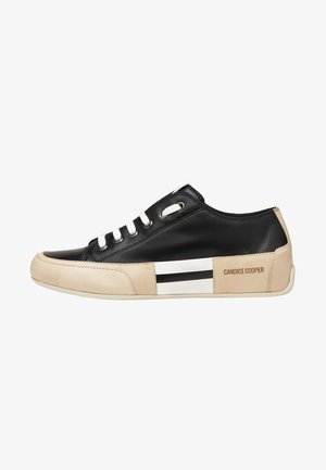 Schwarze Ledersneaker mit weißen Schnürsenkeln und kontrastierender beiger Patentkappe. Verfügt über zwei schwarz-weiße Streifen an der Seite. Branding an der Ferse.