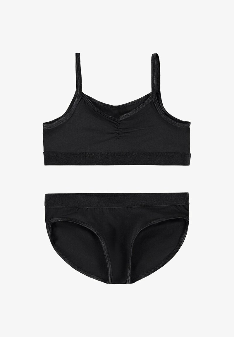 Reggiseno sportivo nero con spalline regolabili e parte anteriore arricciata, abbinato a mutandine bikini nere coordinate. Entrambi realizzati in tessuto morbido e elastico.
