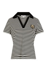 Zwart-wit gestreepte polo met een V-hals en korte mouwen. Heeft een zwarte kraag en een gouden embleem op de linkerkant van de borst.