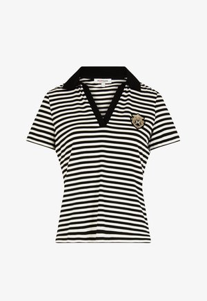 Stribet polo skjorte i sort og hvid med V-hals og korte ærmer. Har en sort krave og et guldemblem på venstre bryst.