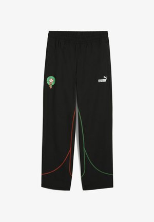 Sorte bukser med et grønt og rødt design langs siderne, elastisk talje og et Puma-logo på fronten. Inkluderer et patch-emblem.