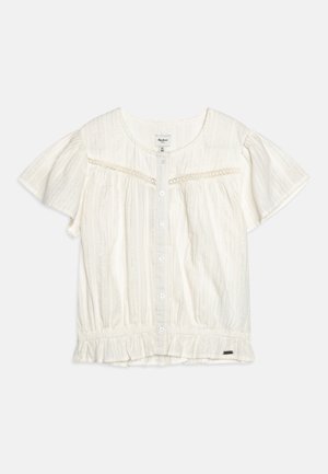 Blusa blanca de manga corta con tejido texturizado, botones en el frente, detalles de encaje y un dobladillo con volantes. Presenta un corte holgado y detalles de diseño simples.