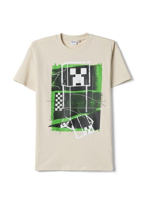 Beige T-shirt met korte mouwen met abstracte groene, zwarte en witte geometrische vormen en een gepixeld vierkant gezicht op de voorkant.