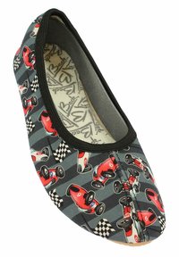 Grauene Stoffflatschuhe mit einem Muster aus roten Rennwagens und karierten Flaggen, mit einem schwarzen Rand und einem gepolsterten Innenraum.