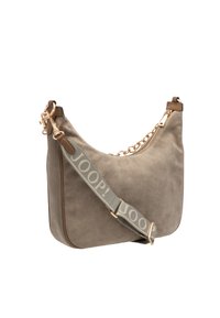 Borsa a spalla in suede grigio con hardware dorato, chiusura a zip e tracolla decorata con il nome del marchio. Design arrotondato e texture morbida.