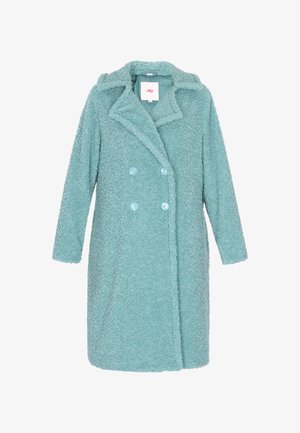 Pitkä, vaalean teal-värinen takki, joka on valmistettu pörröisestä kankaasta. Takissa on kaksirivinen malli, jossa on neljä vaaleansinistä nappia ja lovellinen kaulus.