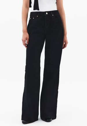 WIDE WITH POCKETS - Vaqueros a campana - black denim