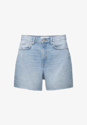 Hellblaue Jeansshorts mit ausgefransten Säumen, fünf Taschen und einem Knopfverschluss. Der Stoff hat eine verblasste Wäsche und leichte Beanspruchungen.