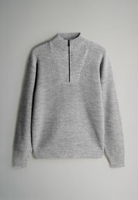 Sivkasta pleteno pulover s visokim ovratnikom, ki ima pol-zadrgo in rebrasto teksturo. Dolgi rokavi in sproščena prileganje.