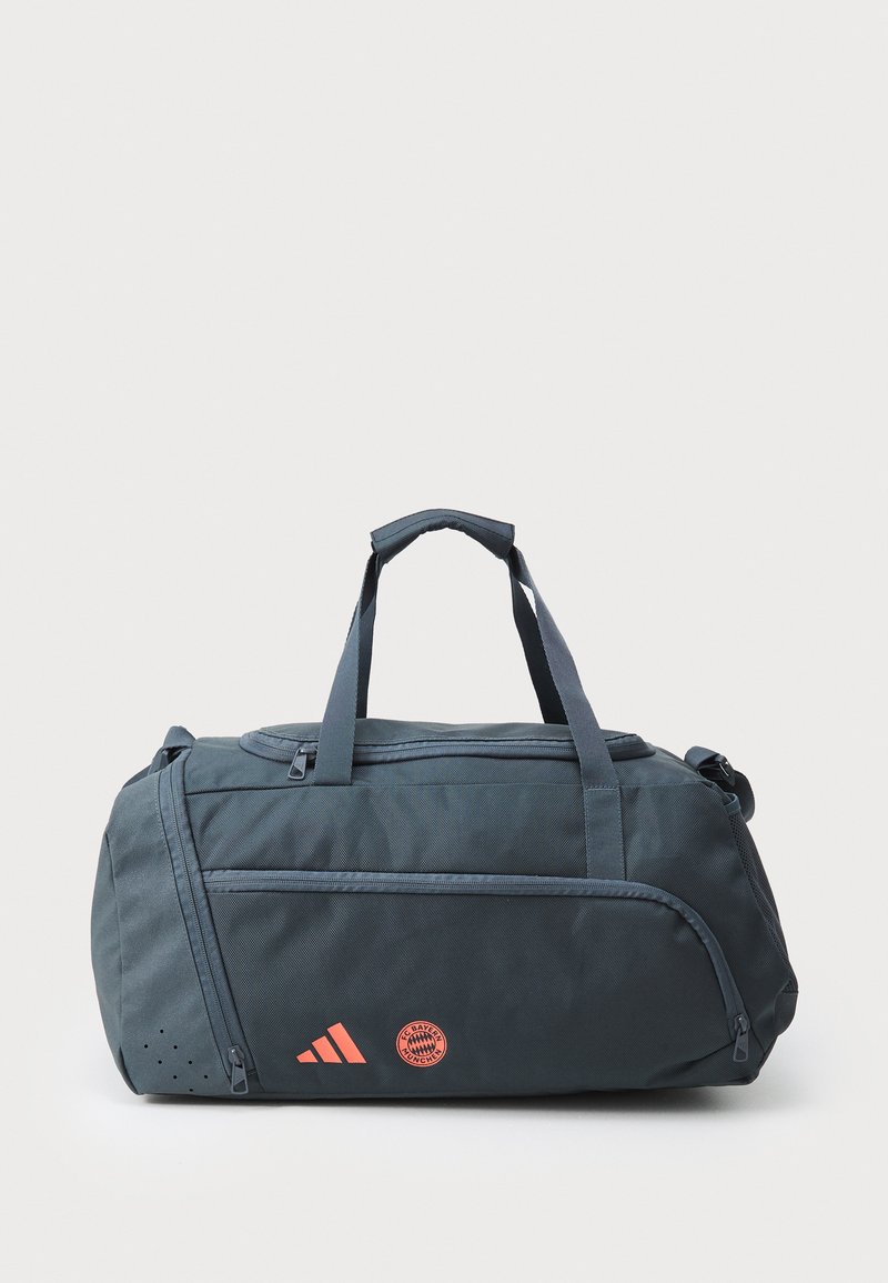 Mørkeblå duffeltaske med dobbelt håndtag, lynlåse, sidelomme og orange cirkulært logo. Tekstureret stof med ventilationshuller.