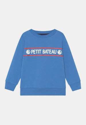 Sudadera azul de algodón con cuello redondo, puños acanalados y una franja horizontal blanca y roja con el logotipo "PETIT BATEAU".