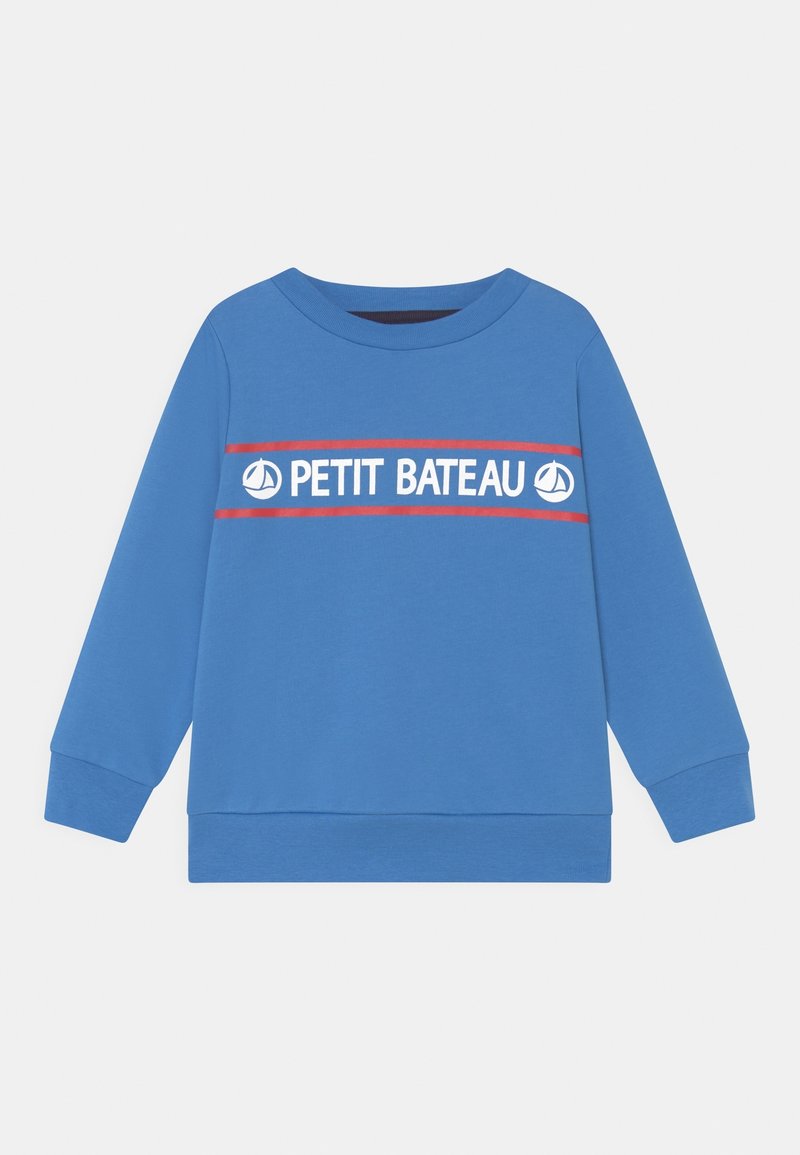 Sweat-shirt bleu en coton avec col rond, poignets côtelés et une bande horizontale blanche et rouge affichant le logo "PETIT BATEAU".