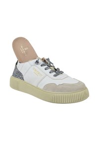 Biały sneaker z beżowymi akcentami i teksturowaną gumową podeszwą. Posiada wzór w panterkę na pięcie oraz ozdobne sznurowadła. Widoczne logo marki.