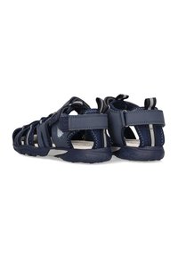 Sandalias azul marino con diseño abierto, correas ajustables, suela de goma texturizada y acentos a rayas en la parte trasera para un ajuste seguro.
