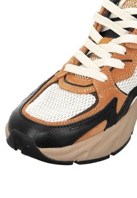 Sportlichkeitsschuh aus einer Mischung aus Mesh, braunem Wildleder und schwarzem Leder. Mit beigem, klobigem Sohlenrand und crèmefarbenen Schnürsenkeln, sowie kontrastierenden Nahtdetails.