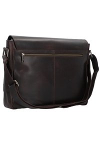 Borsa messenger in pelle marrone scuro con tasca frontale con zip, tracolla regolabile e texture liscia. Presenta una chiusura a pattina e un design semplice.