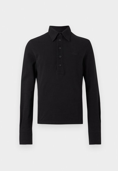 Μαύρο πόλο μπλουζάκι με μακριά μανίκια, πέντε κουμπιά, μυτερό γιακά και διακριτικό κεντημένο λογότυπο στο αριστερό στήθος.