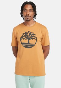 Timberland KENNEBEC RIVER TREE LOGO SHORT SLEEVE - Triko s potiskem - wheat boot black