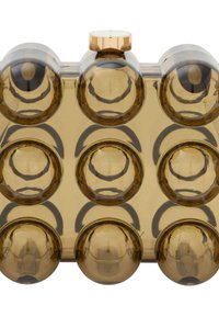 En transparent, bärnstensfärgad clutch med rundade kupolformer på framsidan. Har ett platt, runt lås på toppen. Slät yta.