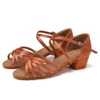 Brązowe sandały na niskim obcasie z paskami, posiadające wiele metalicznych pasków oraz teksturowaną podeszwę. Regulowane zapięcie na kostce dla lepszego dopasowania.