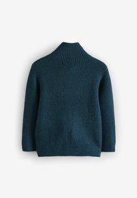 Maglione a coste di un verde scuro con collo alto e maniche di lunghezza media, che presenta un motivo testurizzato su tutta la stoffa.