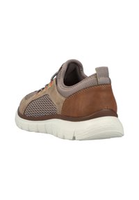 Baskets pour hommes en cuir brun et en maille, avec une semelle en caoutchouc blanche. La tige dispose d'accents orange et gris, favorisant la respirabilité.