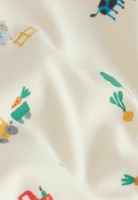 Tissu blanc à la texture lisse, présentant des motifs colorés d'animaux et de véhicules en vert, orange, noir et bleu.
