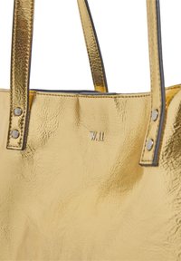 Sac fourre-tout en cuir doré avec une texture lisse, doté de deux poignées, de quincaillerie en ton argent et d'initiales embossées "W.11" sur la surface.