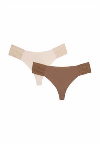 Dwa stringi w kolorach nude i brązowym, z koronkowymi detalami na pasach i geometrycznym wzorem oraz miękką teksturą materiału.