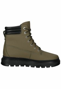 Botte imperméable vert olive avec une tige lisse, un accent noir au col, des œillets métalliques et une semelle noire rugueuse pour une bonne traction.