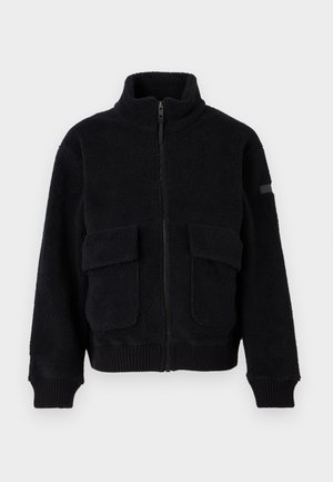 Fleece preto com fecho, gola alta, dois bolsos frontais com aba e punhos e barra canelados.