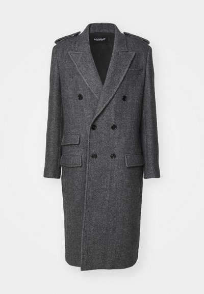 Palton din lână gri în model herringbone, cu închidere dublă, guler cu vârfuri, epauleți, două buzunare frontale și o deschidere centrală pe spate.