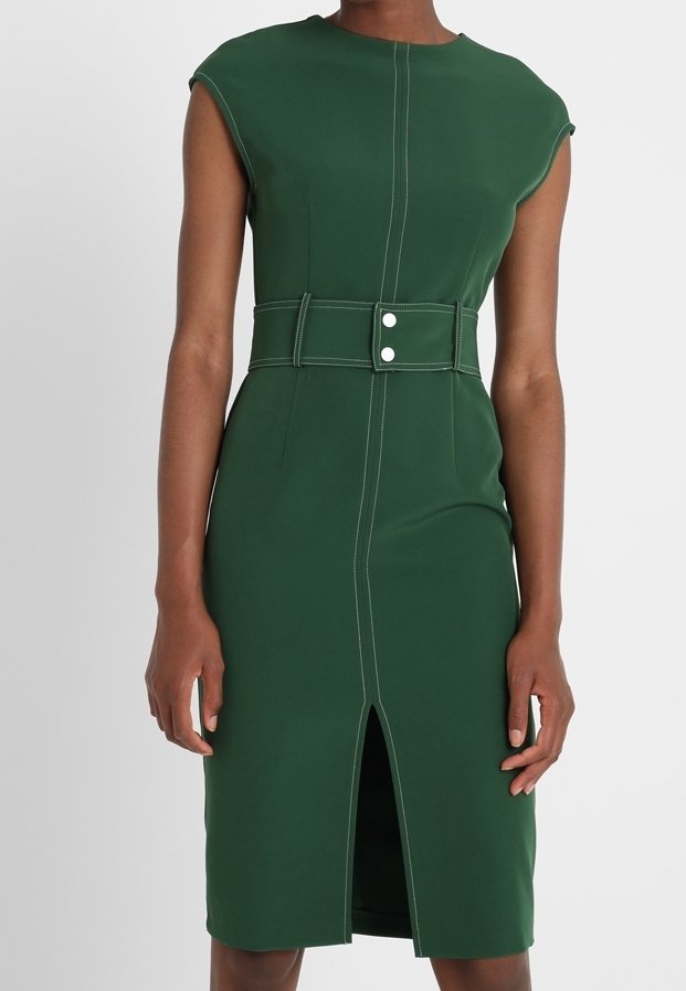 Robe verte au design ajusté, manches courtes, taille ceinturée avec deux boutons, fente avant et détails de couture contrastés.