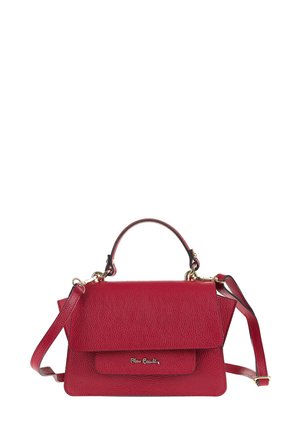 Borsa a mano in pelle rossa con finitura testurizzata. Presenta una forma strutturata, un manico superiore e una tracolla removibile. Accenti in metallo dorato.