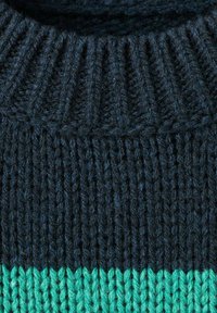 Suéter de punto azul oscuro con un cuello acanalado, que presenta una sección inferior en turquesa contrastante. Hilo grueso y texturizado con costuras visibles.