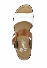 Witte en bruine sandalen met een gevoerd voetbed, een verstelbare bruine band met een gesp en zigzagstiksel op de bovenkant.