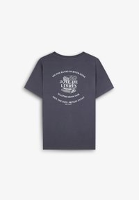 Mørkegrå bomulds t-shirt med korte ærmer, prydet med hvid tekst og en illustration af stablede bøger på ryggen. Klassisk crew neck.