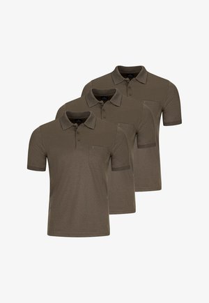 Drei braune Poloshirts mit kurzen Ärmeln, Kragen, Knopfleiste und Brusttaschen, übereinander auf weißem Hintergrund angeordnet.