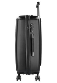 Valigia rigida nera con superficie texture, manico estraibile, impugnatura laterale e quattro ruote girevoli. Chiusura con zip lungo tutta la lunghezza.