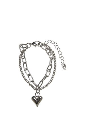 Bracelet à double chaîne en argent avec un charm en forme de cœur et un fermoir mousqueton sur fond blanc.