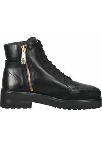 Svarta läderankelboots med framdel i mocka, snörningsdesign, sidogömma, kraftig sula och slät yta. Detaljer i guldfinish.