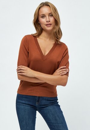 Pull en tricot brun à col en V et à manches courtes avec un design ajusté, présentant un tissu texturé et une finition côtelée au niveau du col et de l'ourlet.