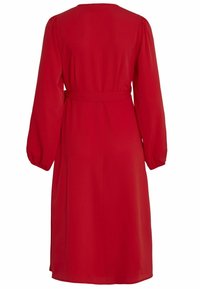 Robe midi rouge à manches longues avec une ceinture à la taille, vue de dos.