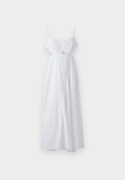 Vestido maxi blanco con tirantes finos, escote fruncido, detalle recortado en la cintura, tejido fluido y textura suave.