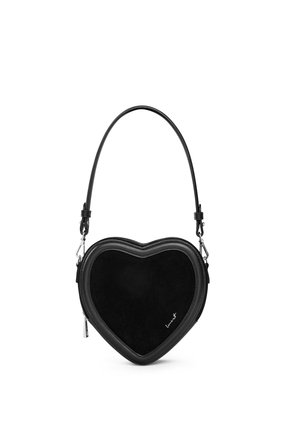 Schwarze herzförmige Handtasche mit kurzem Riemen und kleinem weißen kursivem Logo unten rechts vorne.