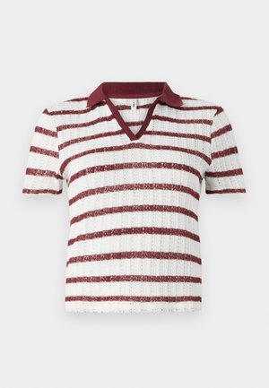 Haut en tricot à manches courtes rayé avec un col bordeaux, présentant des rayures blanches et marron alternées. Design en V et texture côtelée.