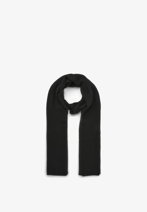 Schwarzer rechteckiger Schal, locker zu einem Kreis geschlungen, mit zwei gleich langen Enden, die vor weißem Hintergrund herunterhängen.